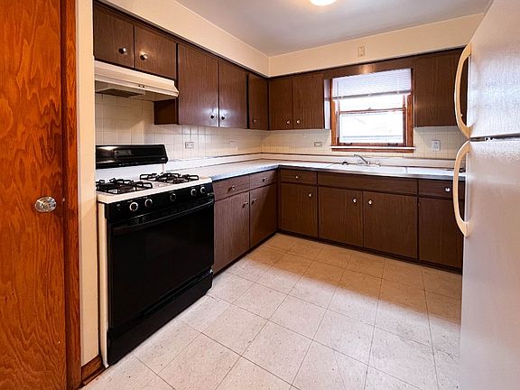 3rd image of 14132 Highlawn Ave APT 10