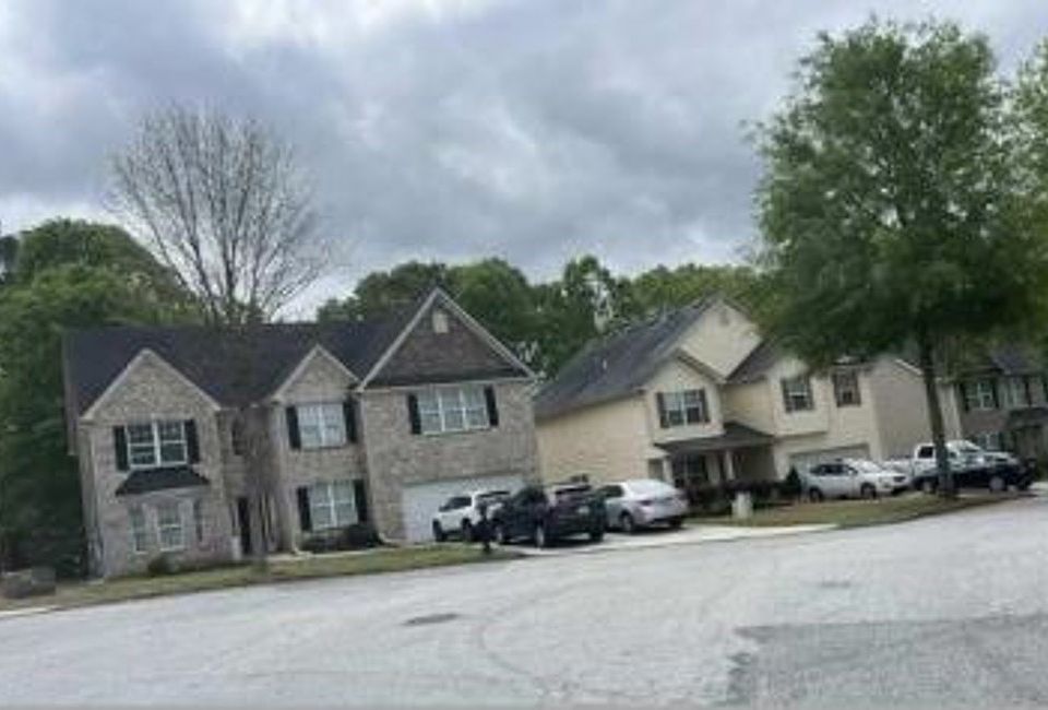 Exterior Neighborhood (street photo)