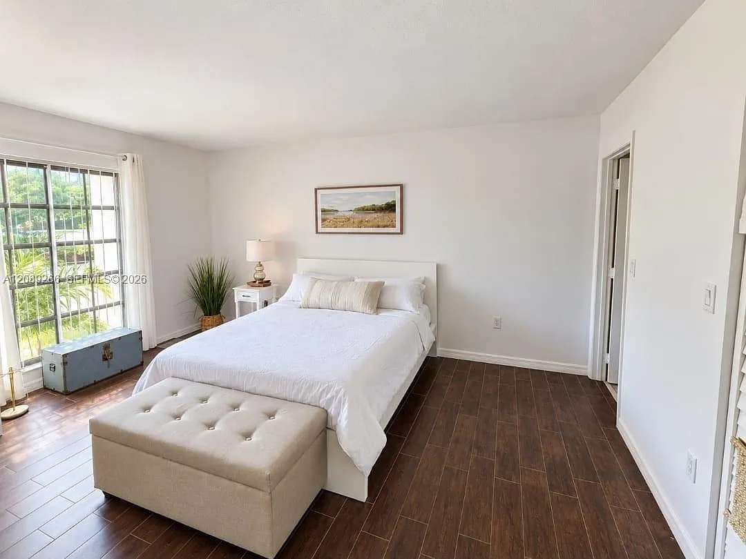 Inverwood Condo — Photo 2
