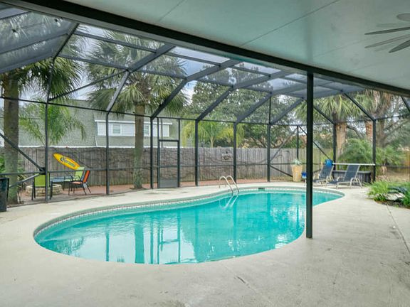 4th image of 102 Country Club Dr W