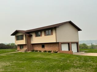 1401 Ridge Rd, Mitchell, SD 57301