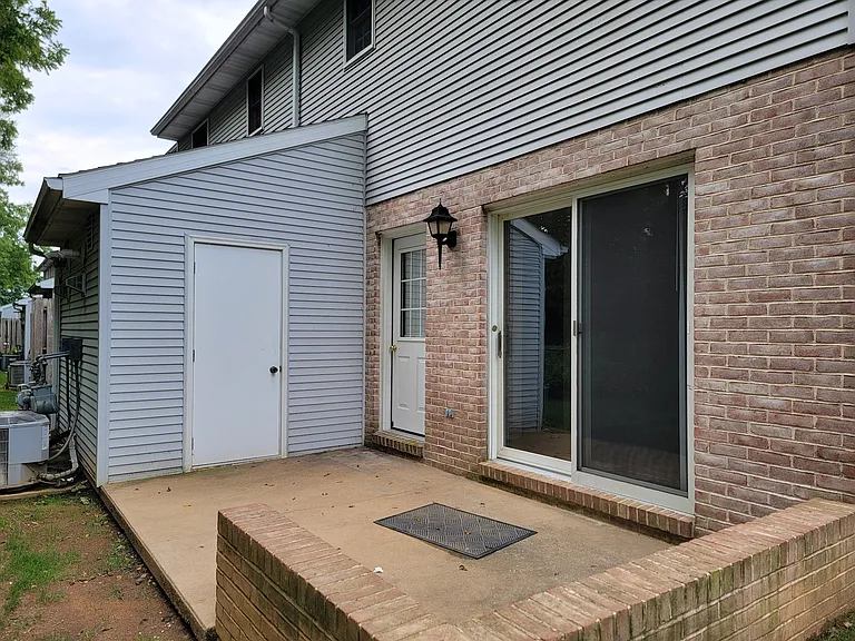 112 S Court St — Photo 19