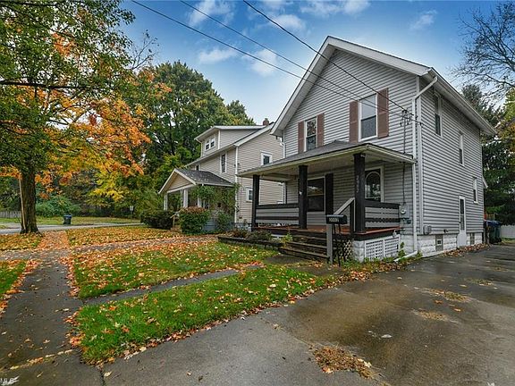 3rd image of 2002 Cook St