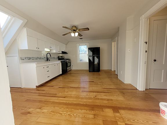 2nd image of 37 Byron St Unit 3