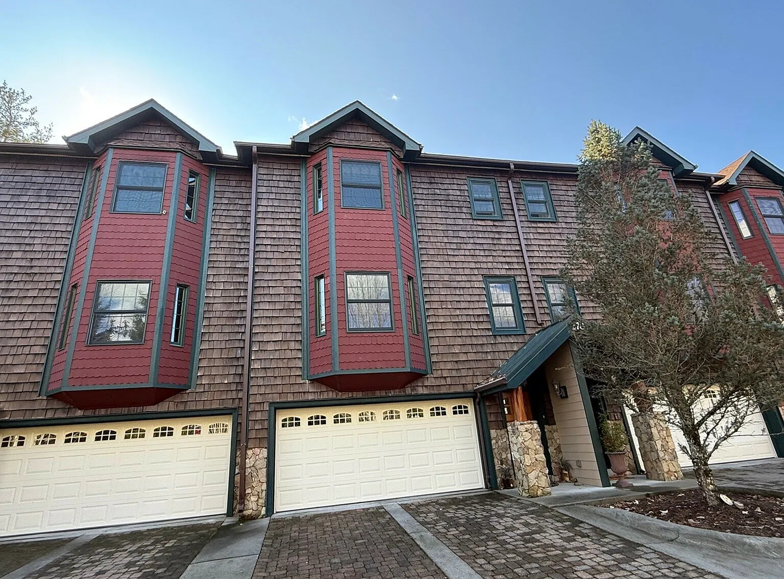 Creekside Villas — Photo 1