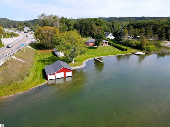 92 E Philip St, Lake Leelanau, MI 49653