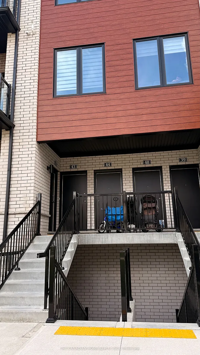 Building Photo - 10 S Creek Dr #44