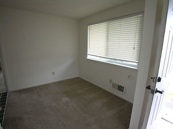 4th image of 1622 E 62nd St