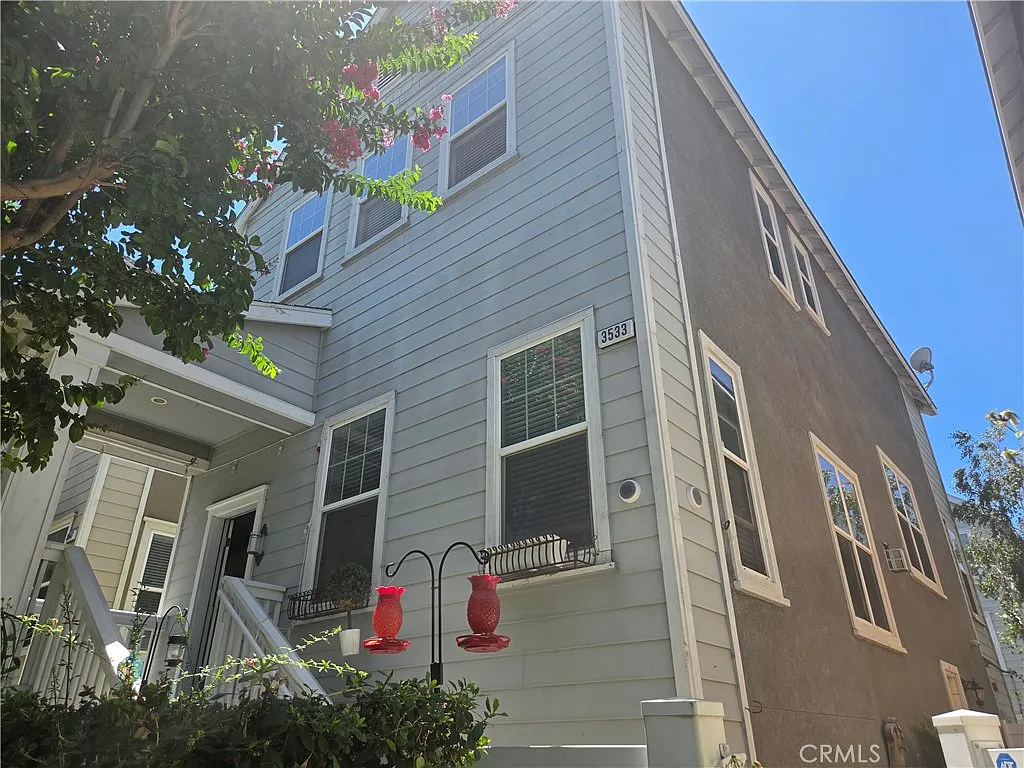 3 bed, 2.5 bath, 1815 sqft, $3,300 — Photo 2