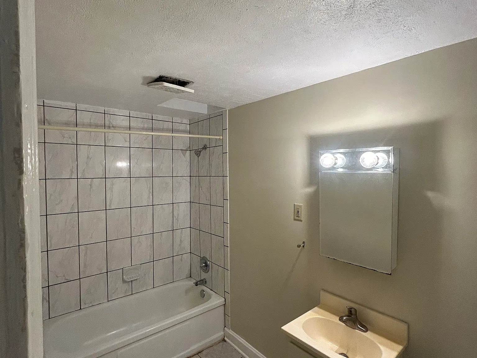 Modern Unit in Syracuse | 3 Bed, 2 Bath | $1800 | Available 11/1/2026 — Photo 4