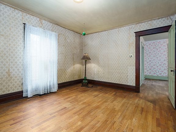 5th image of 702 Wallace Ave