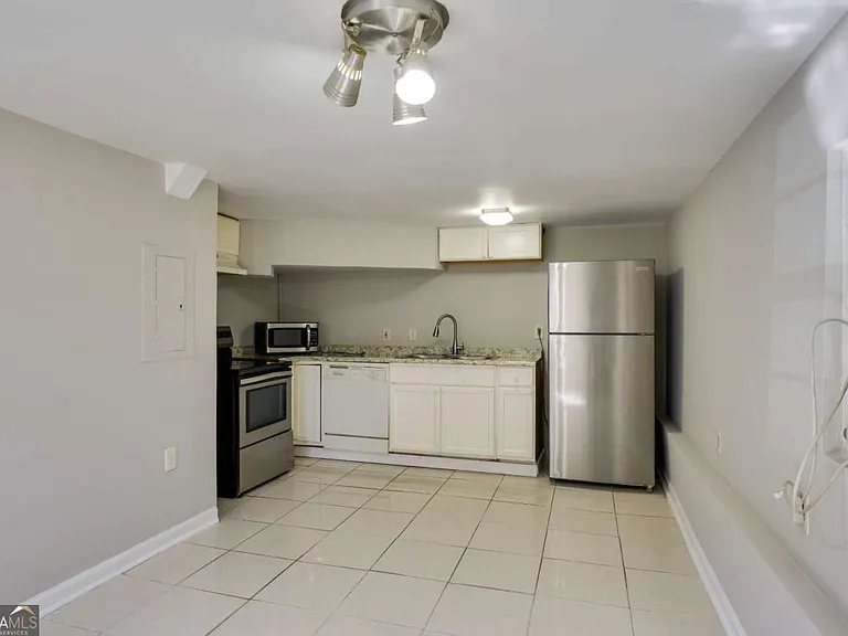 1459 Hartford Ave SW — Photo 2