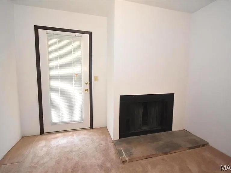 94 Peachtree Ln — Photo 3
