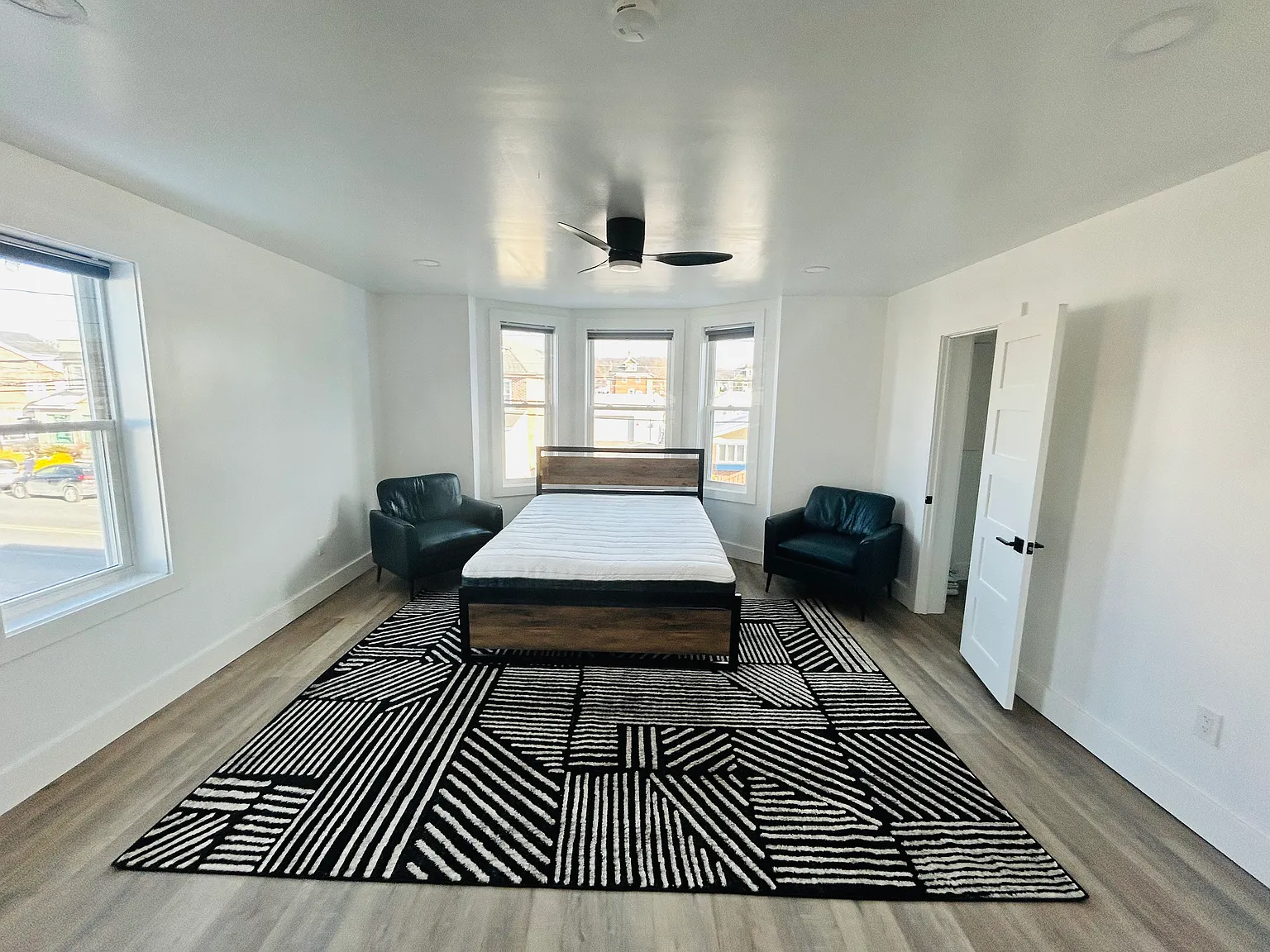 Studio, 900 sqft, $1,695 — Photo 2