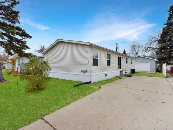 221 17th St NW, Minot, ND 58703
