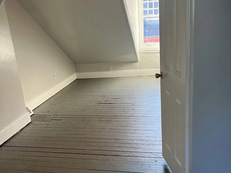 549 Howard Ave — Photo 11