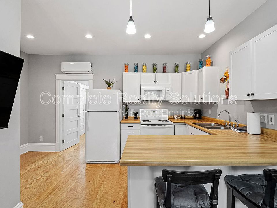 1st image of 3665 S Broadway Floor 1