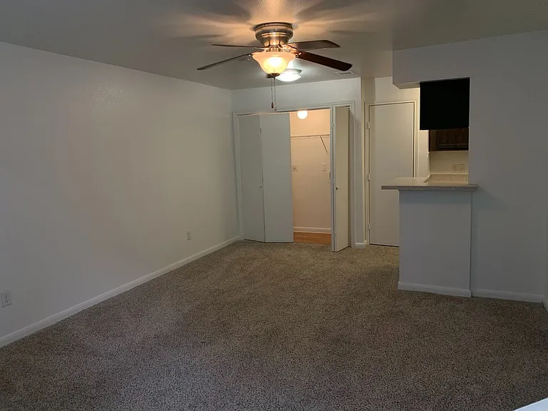 Emerald Cove Apartments — Photo 22