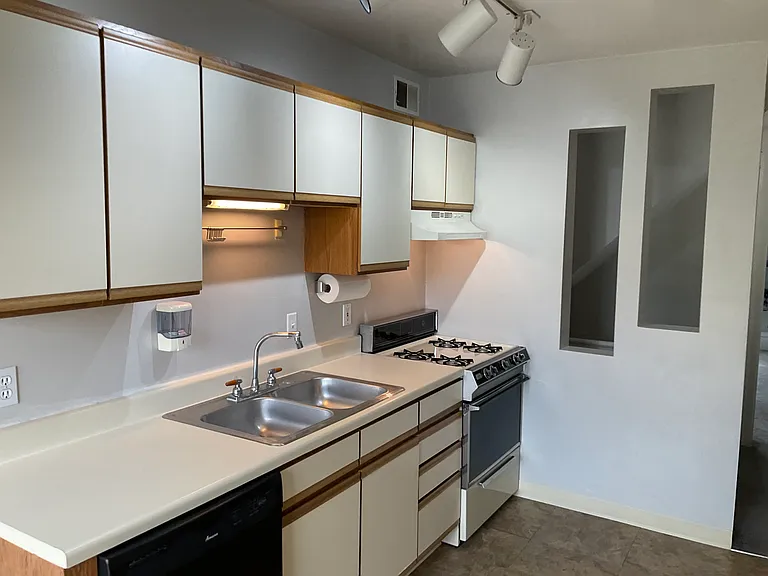 9 Holt St #2 — Photo 3