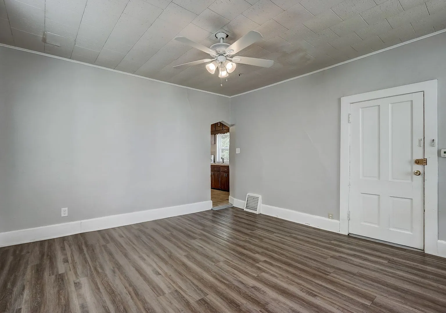 1811 N Warren Ave — Photo 3