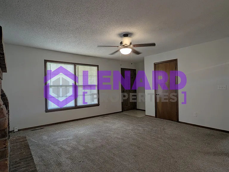 2111 S Western Ave — Photo 5
