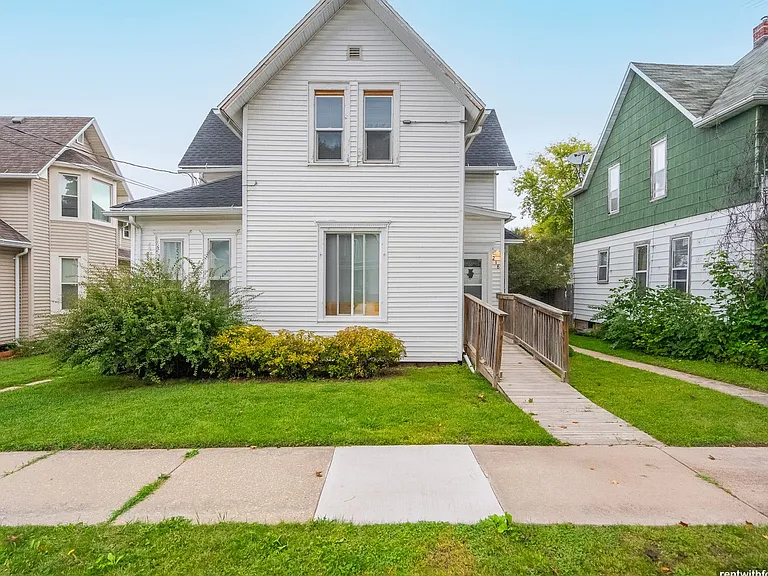 218 E. 8th St. — Photo 13