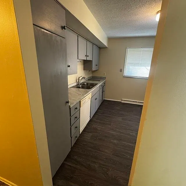 3 bed, 1.0 bath, 988 sqft, $1,300 — Photo 4