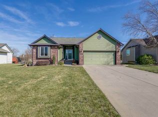 1612 E Oxford Ct, Derby, KS 67037