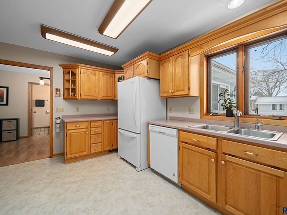 5th image of 427 E Lewis St