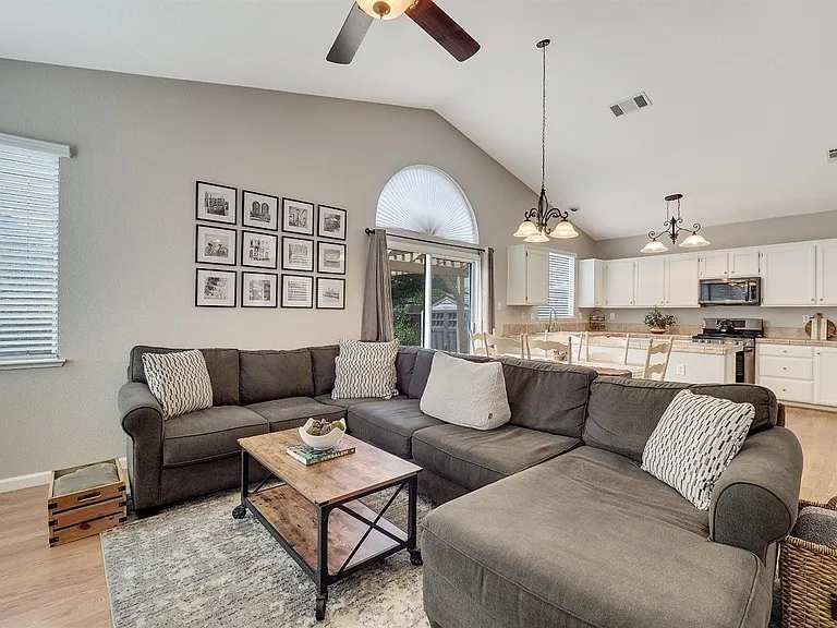 915 Tipperary Dr — Photo 3