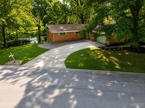 3832 Tanbark Dr, Belleville, IL 62226