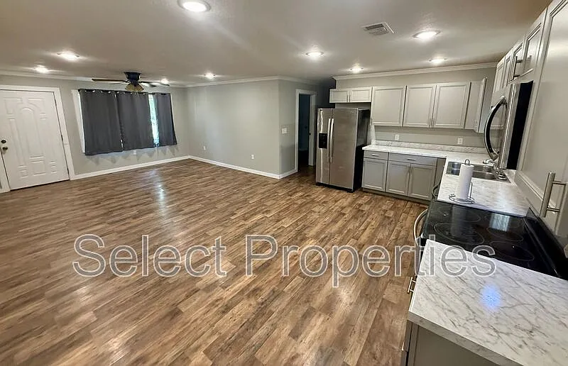 3 bed, 2.0 bath, 1330 sqft, $1,600 — Photo 2