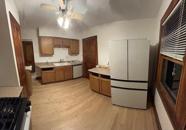 Updated Kitchen with new Samsung Bespoke Frig (beverage center and more), Stove (convection and more) and Dishwasher (quiet!).