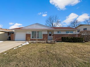 153 Crest Ave, Elk Grove Village, IL 60007