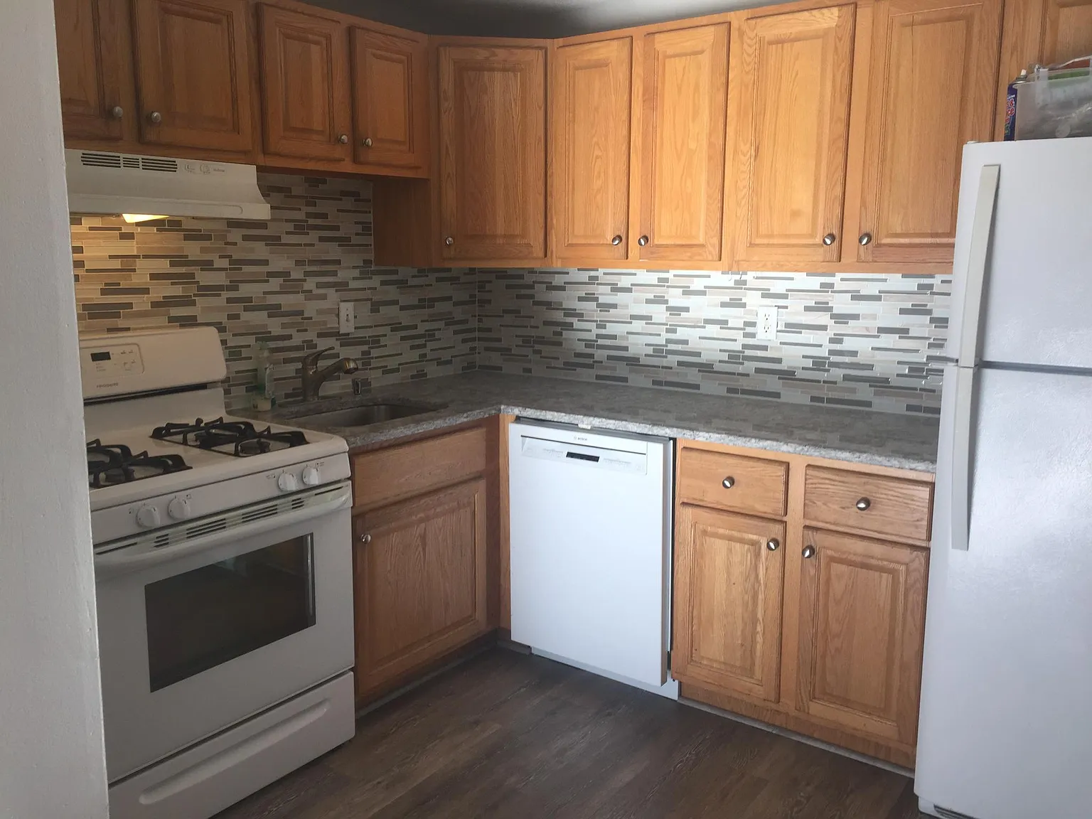 215 Mammoth Rd — Photo 2