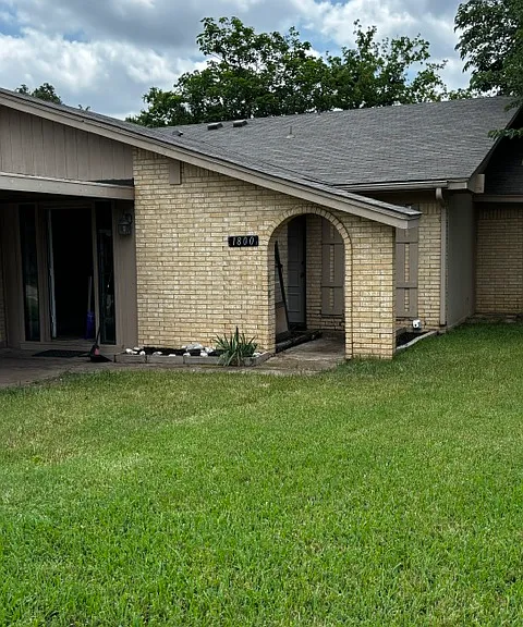 1800 Meadow Oak St — Photo 1