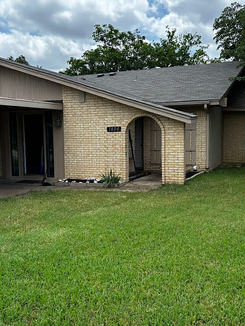 1st image of 1800 Meadow Oak St