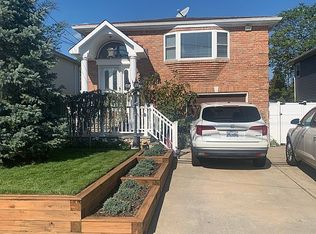 210 E Santa Barbara Rd, Lindenhurst, NY 11757