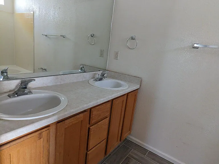 Master bedroom 4-pc bathroom