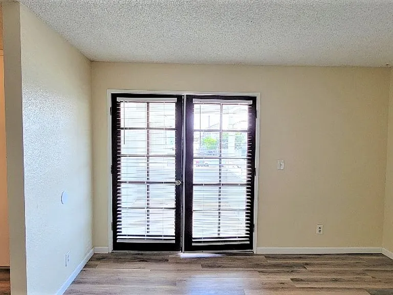 Highland Avenue 4452 (1-5) — Photo 7