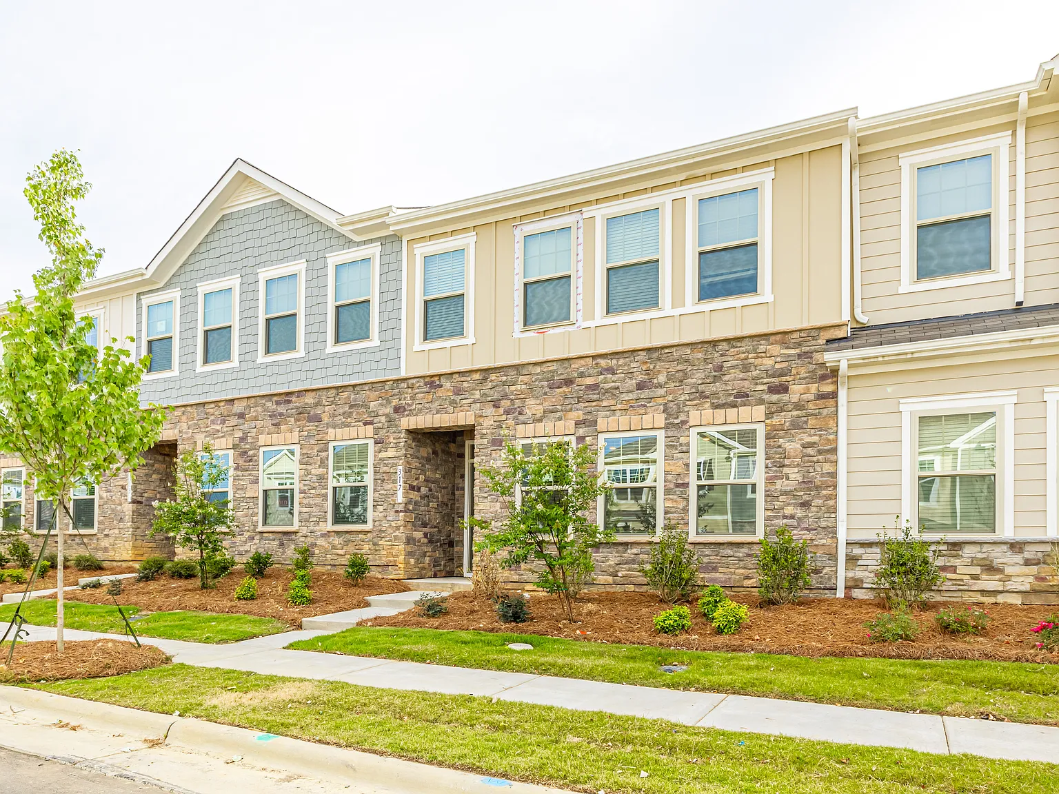 4 bed, 3.5 bath, 2267 sqft, $2,245 — Photo 2