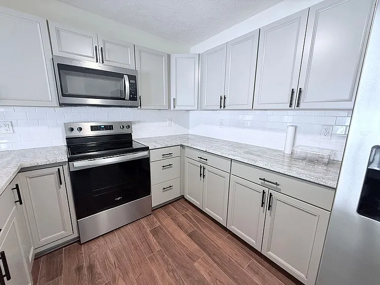 2953 Oak St — Photo 9