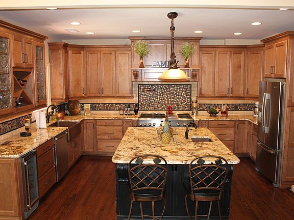 3rd image of 615 Windsor Park Ln