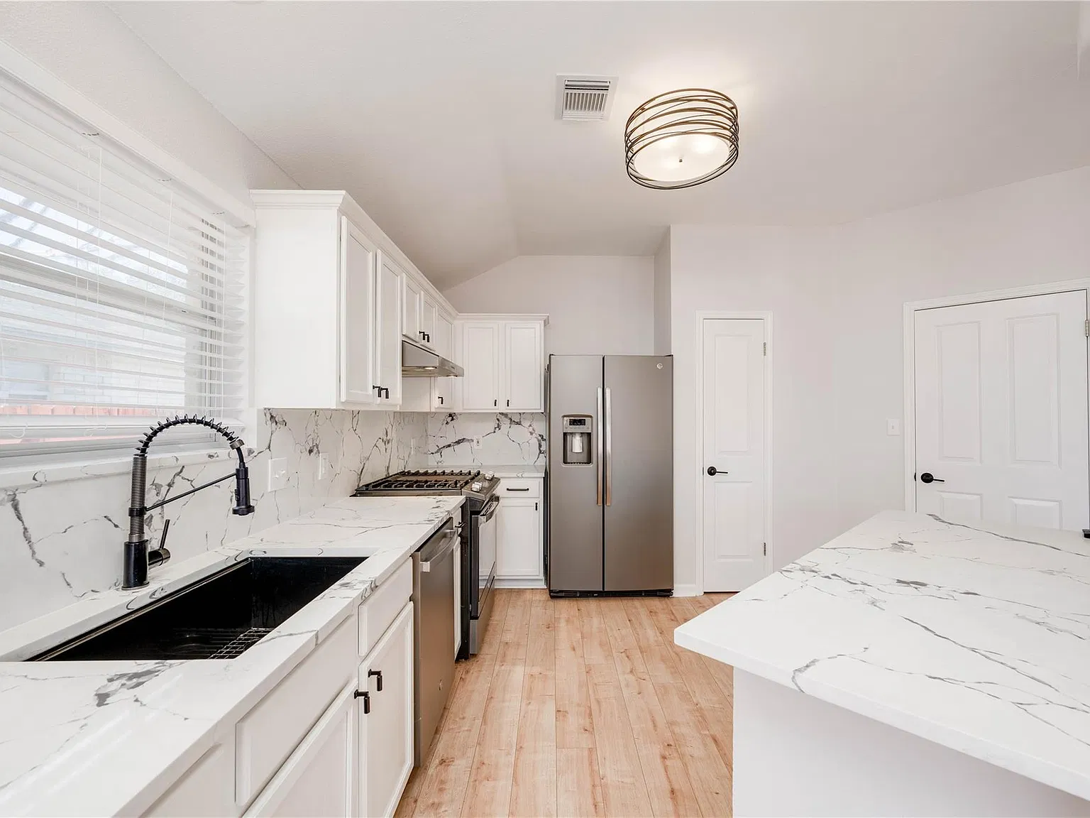 3 bed, 2.0 bath, 1528 sqft, $2,400 — Photo 2