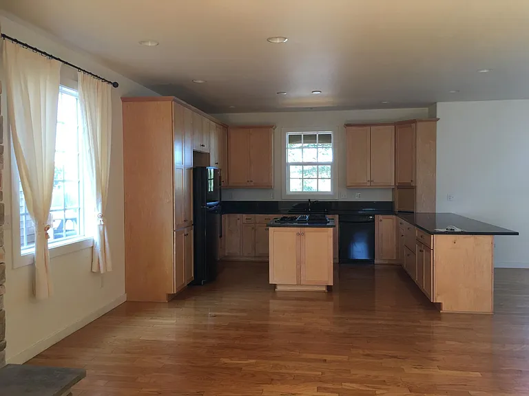1240 Queen St — Photo 8