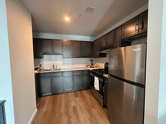 Rented by New York City Moves Team LLC | media 24