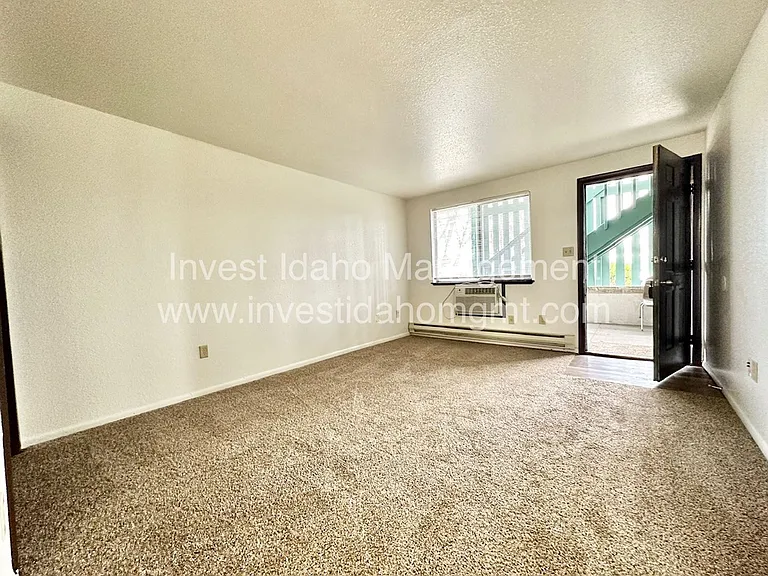 1097 Melrose — Photo 8