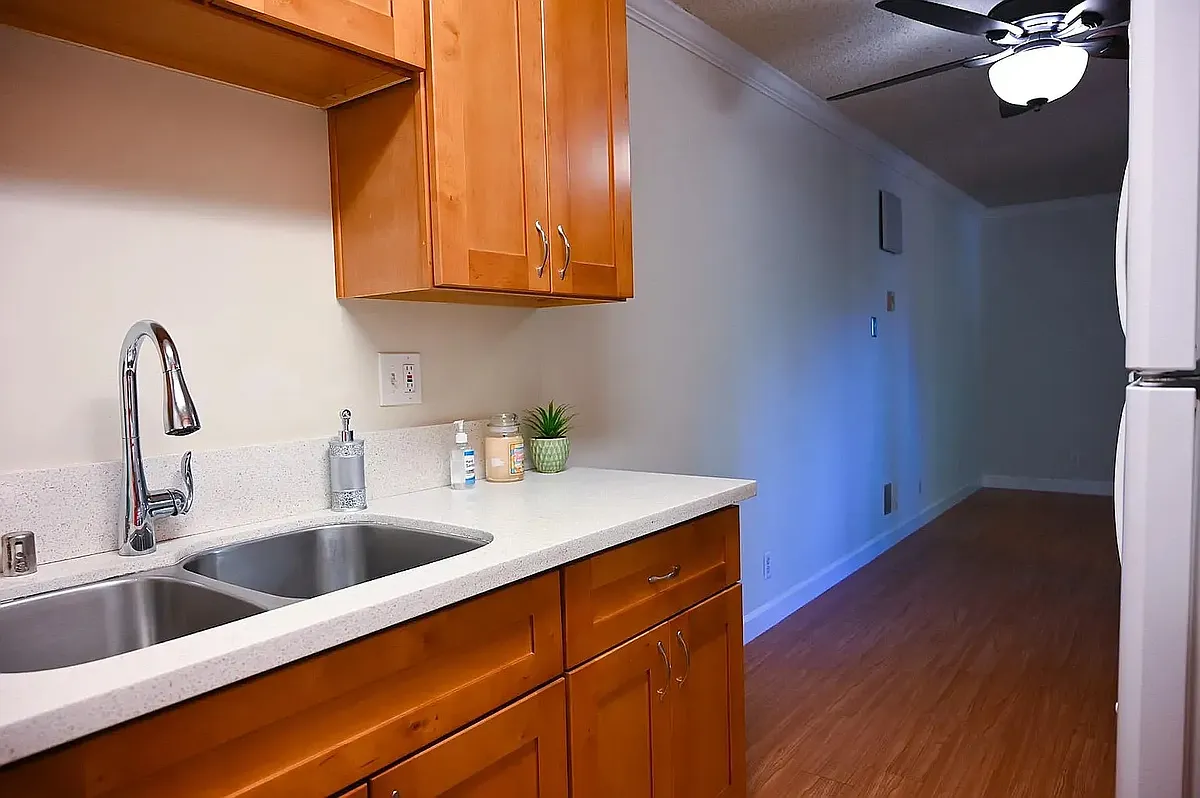 Building Photo - 3275 Brookdale Dr #8