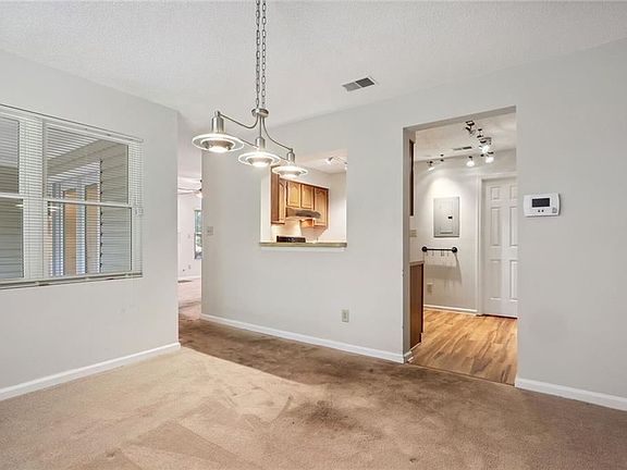 5th image of 124 Hampshire Ct