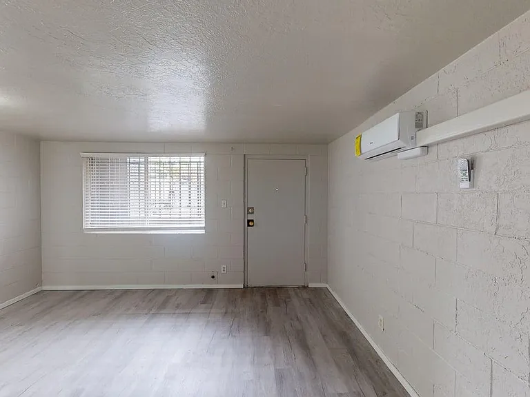 Totally Renovated Studios 2 Blocks To UNM — Photo 22